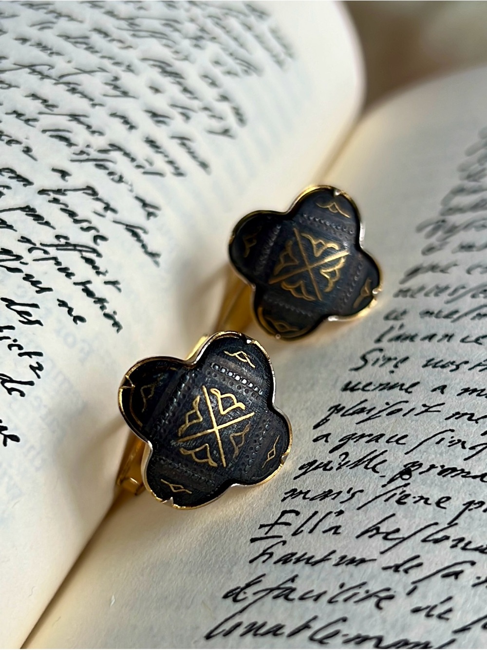 Vintage Men’s Accessories Black Gold Plated Clover Style metal cufflinks